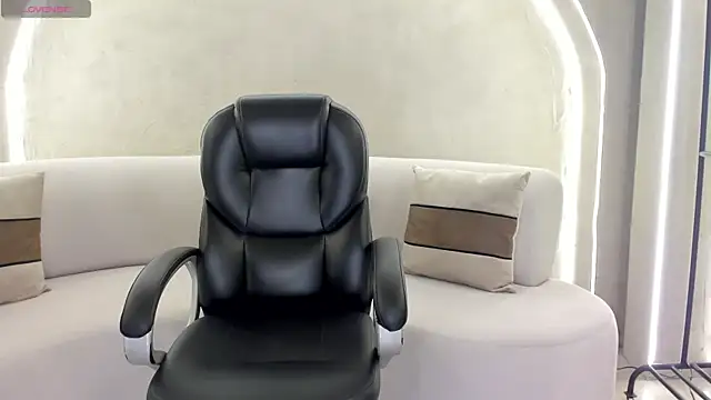 LizzHamilton   online show from September 13, 2025, 7:46 pm