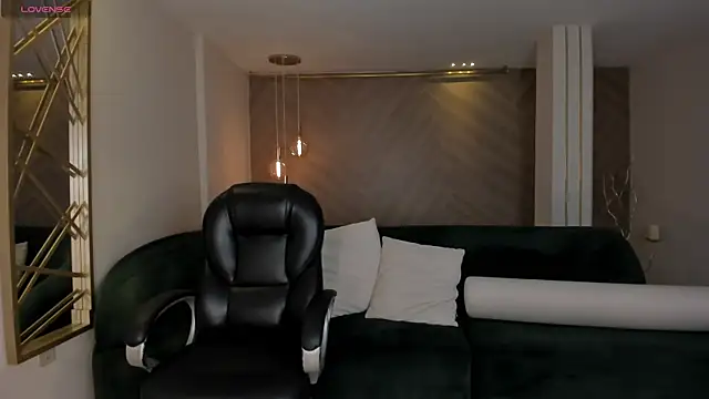 LizzHamilton   online show from October 16, 2025, 9:49 pm