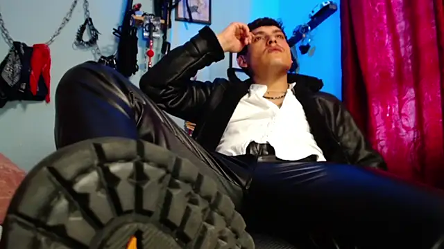 dom2travelersss online show from April 20, 2026, 8:43 pm