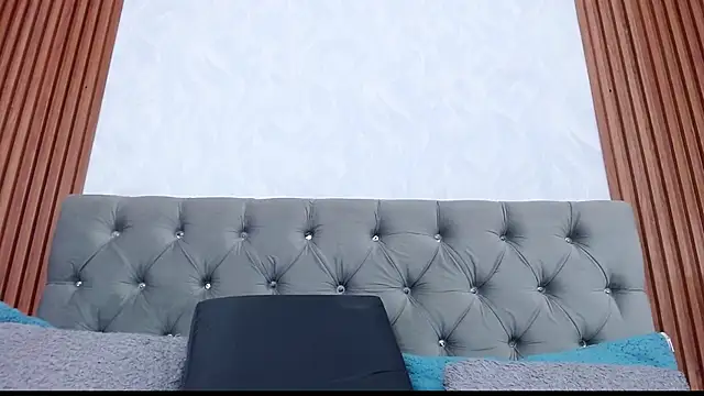 gisellsaenz online show from September 8, 2025, 7:35 pm