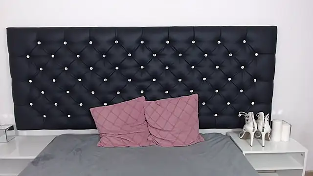 LaraDream online show from March 19, 2025, 4:03 am